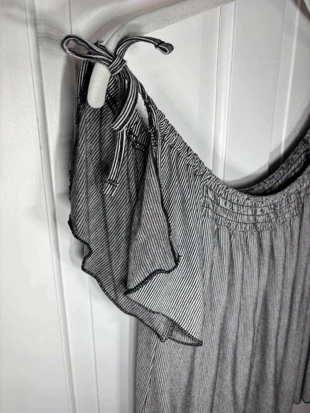 American Eagle Off-Shoulder Flutter Sleeve Women’s XL Black White Stripe Top - Picture 3 of 9